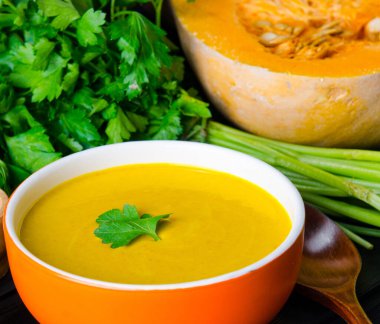 Masada servis edilen kabak çorbası.