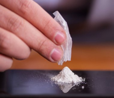 Ofisteki uyuşturucu bağımlısı işadamı.