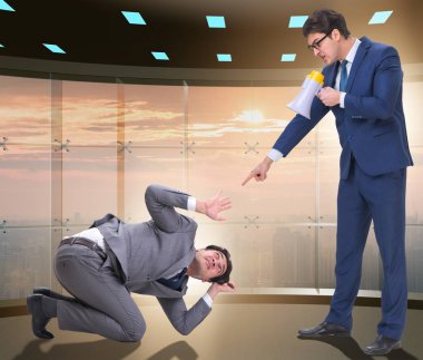 Kötü patron, çalışana hoparlörle bağırıyor.