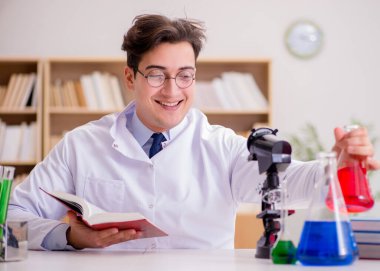 Çılgın bilim adamı bir laboratuarda deneyler yapıyor.