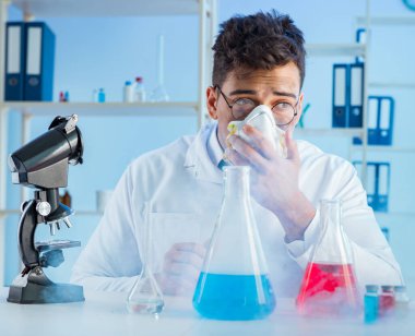 Laboratuvarda çalışan çılgın bir kimyager.