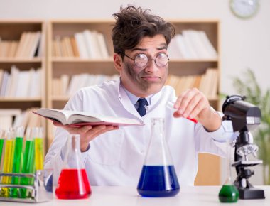 Çılgın bilim adamı bir laboratuarda deneyler yapıyor.