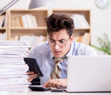 Ofiste çalışan komik muhasebeci.