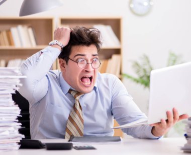 Ofiste çalışan komik muhasebeci.