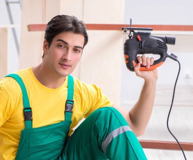 Müteahhit lamine ahşap zemin üzerinde çalışıyor.