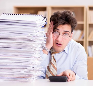 Ofiste çalışan komik muhasebeci.