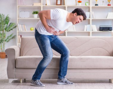 Midesi bulanan ve kusan bir adam.