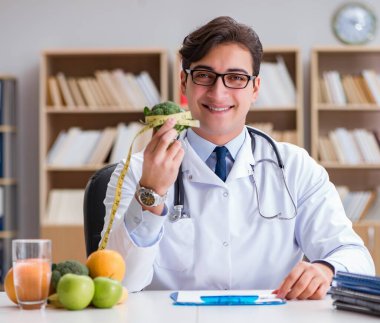 Bilim adamı çeşitli gıdalarda besin araştırması yapıyor