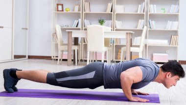 Genç adam spor ve sağlıklı yaşam tarzı dolandırıcılığı yapıyor.