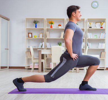 Genç adam spor ve sağlıklı yaşam tarzı dolandırıcılığı yapıyor.