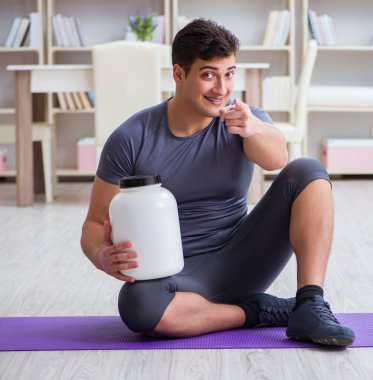 Sporda gıda takviyesi ve sağlıklı yaşam tarzı olan bir adam.