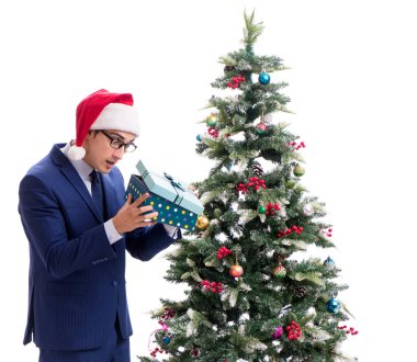 Beyaz üzerine izole edilmiş yılbaşı ağacı dekore eden iş adamı.