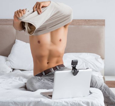 Çevrimiçi randevu konseptinde genç seksi bir adam