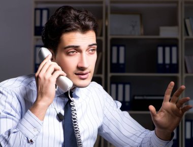 Gece vardiyasında yorgun ve bitkin bir yardımcı operatör.