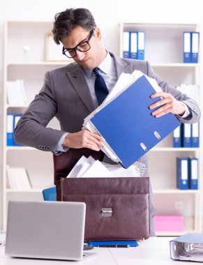 Onu eve götürmek için çok çalışan bir işçi.