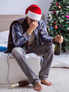 Adam noel partisinden sonra akşamdan kalma.