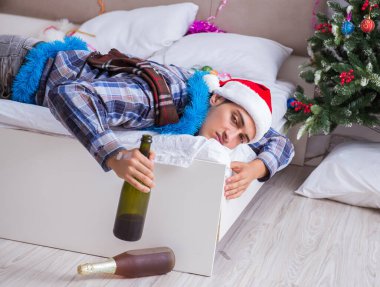 Adam noel partisinden sonra akşamdan kalma.