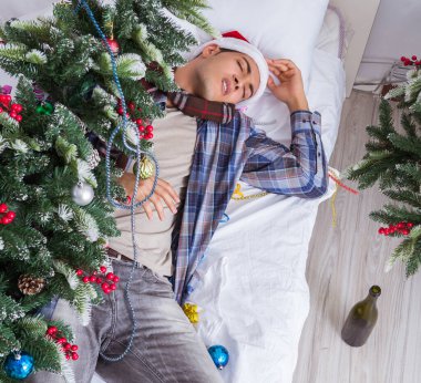 Adam noel partisinden sonra akşamdan kalma.