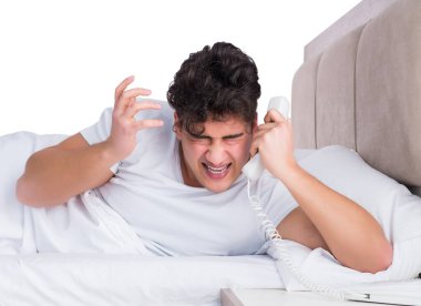 Yatakta uykusuzluk çeken bir adam.