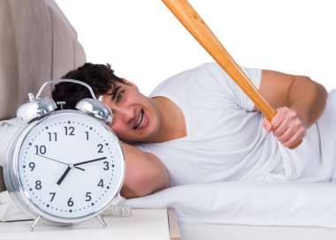 Yatakta uykusuzluk çeken bir adam.