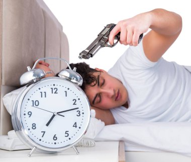 Yatakta uykusuzluk çeken bir adam.