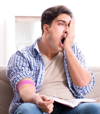 Genç öğrenci uyuşturucu bağımlılığından muzdarip