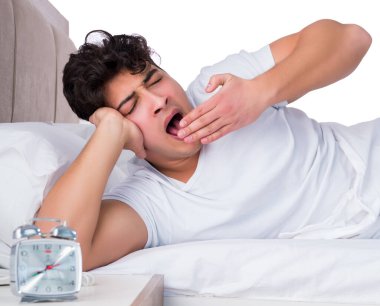 Yatakta uykusuzluk çeken bir adam.