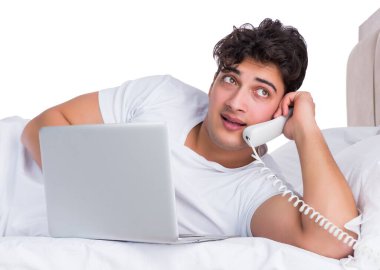 Yatakta uykusuzluk çeken bir adam.