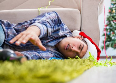 Adam noel partisinden sonra akşamdan kalma.