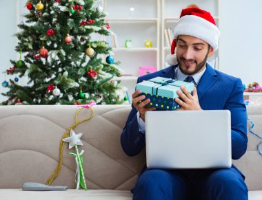 Noel 'de evde çalışan bir iş adamı.