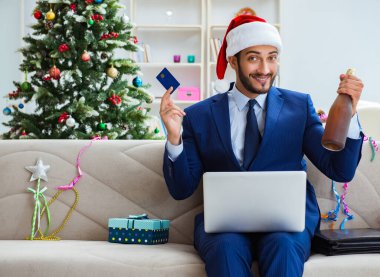 Noel 'de evde çalışan bir iş adamı.