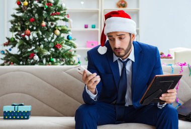 Noel 'de evde çalışan bir iş adamı.