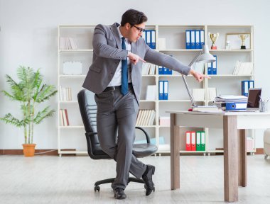 İş adamı işte ara verirken eğleniyor.