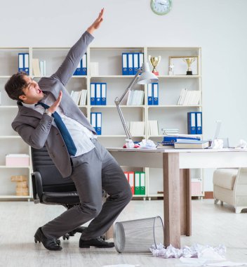 İş adamı işte ara verirken eğleniyor.