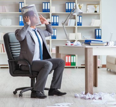 İş adamı işte ara verirken eğleniyor.