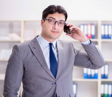 Ofiste çalışan genç bir işadamı.