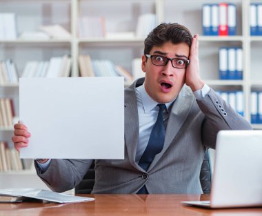 Ofisteki işadamı elinde boş bir mesaj panosu tutuyor.