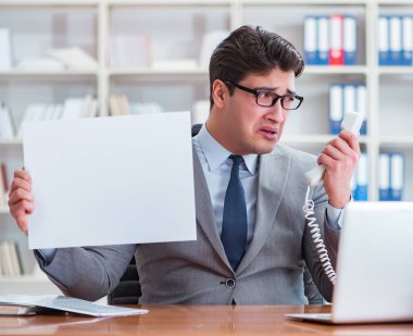 Ofisteki işadamı elinde boş bir mesaj panosu tutuyor.