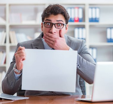 Ofisteki işadamı elinde boş bir mesaj panosu tutuyor.