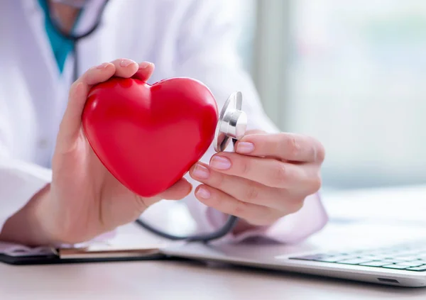 Médico verificando o coração no conceito médico — Fotografia de Stock