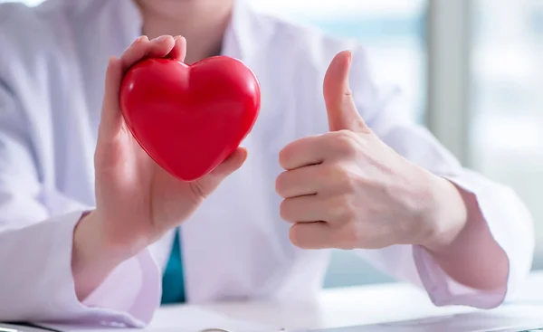 Γιατρός ελέγχει την καρδιά στην ιατρική έννοια — Φωτογραφία Αρχείου