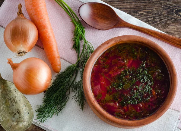 Skål med traditionell soppa Borscht på bordet — Stockfoto