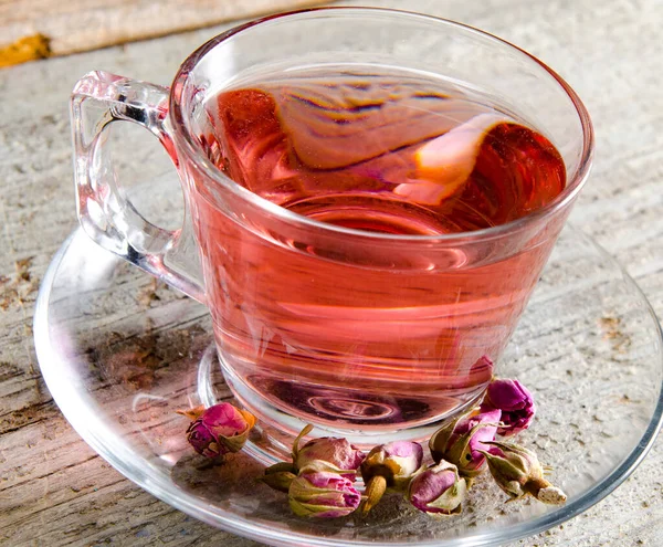 Thé aux fruits dans la tasse servie sur la table — Photo