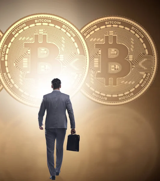 Podnikatel, chůzi směrem k bitcoiny v kryptoměn blockchai — Stock fotografie