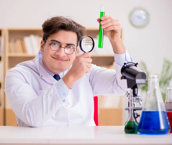 Médico científico loco loco haciendo experimentos en un laboratorio —  Fotos de Stock