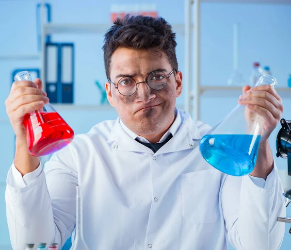 Extraño químico loco trabajando en un laboratorio — Foto de Stock