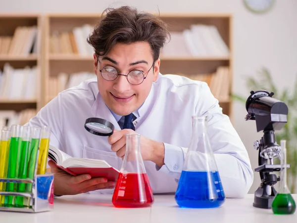 Médico científico loco loco haciendo experimentos en un laboratorio —  Fotos de Stock