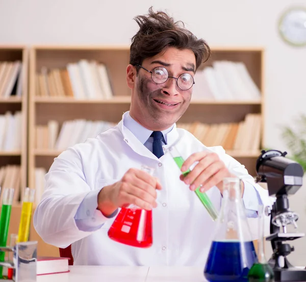 Szalony, szalony lekarz prowadzący eksperymenty w laboratorium. — Zdjęcie stockowe
