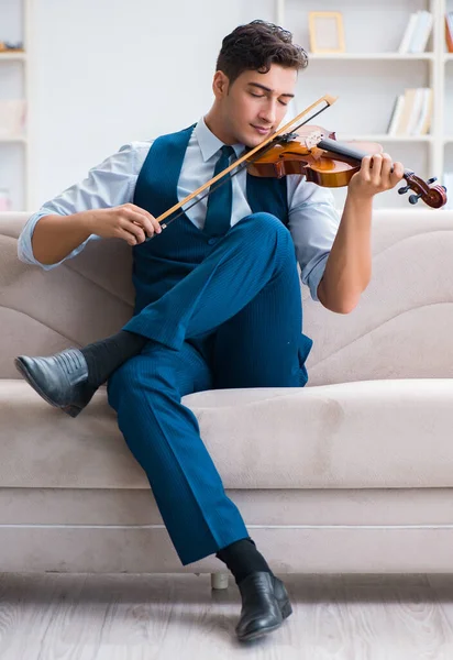 Young musician man practicing playing violin at home — Stock Photo, Image