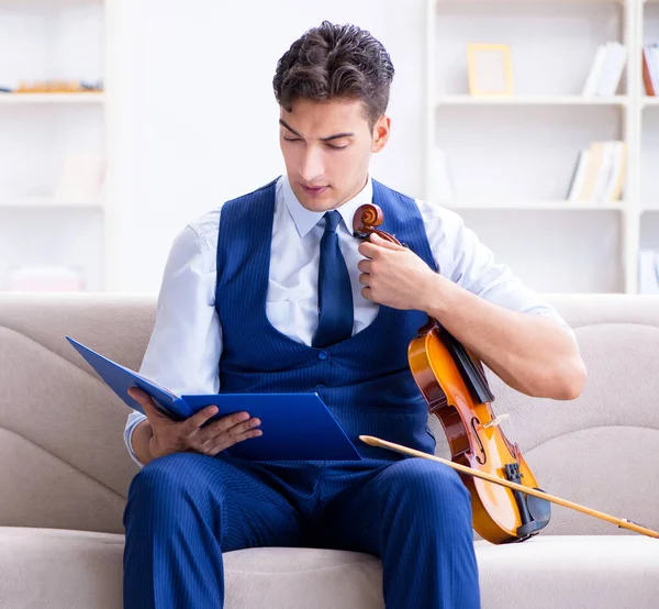 Ung musiker man öva spela fiol hemma — Stockfoto